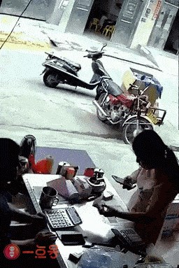 Je li ova snimka dokaz da duhovi i magija postoje? Pogledajte što se dogodilo na cesti