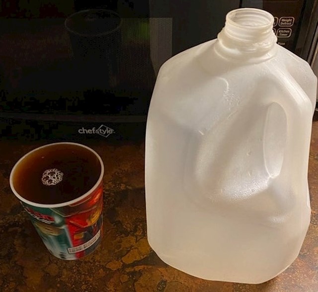 Kad je sebi ulijevao sok, shvatio je da je u kanisteru ostala točno jedna čaša, do vrha.