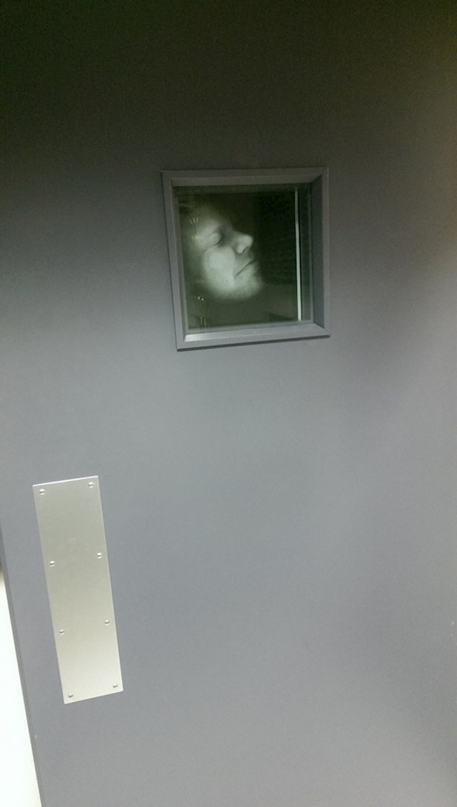Netko je skenirao svoje lice na fotokopirnom uređaju, isprintao sliku i zalijepio je na ulazu u ured.