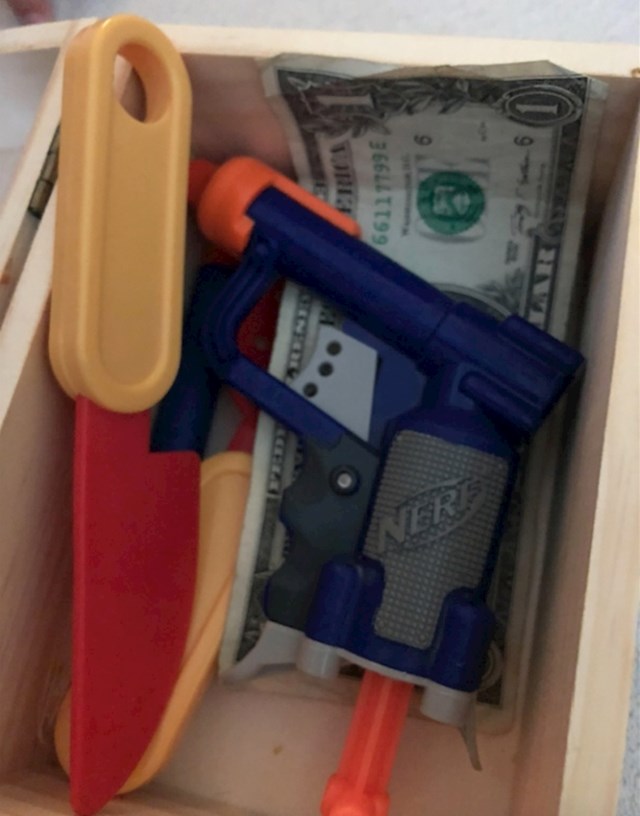 "Ispod kreveta našeg sinčića našli smo kutiju u kojoj je skrivao novac, plastično oružje i nož. Trebamo li biti zabrinuti?"