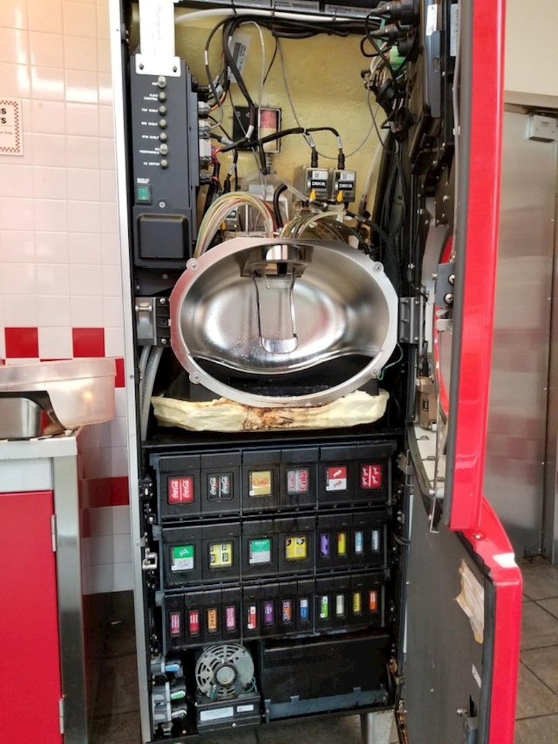Automat s pićem (onaj iz fast food restorana)