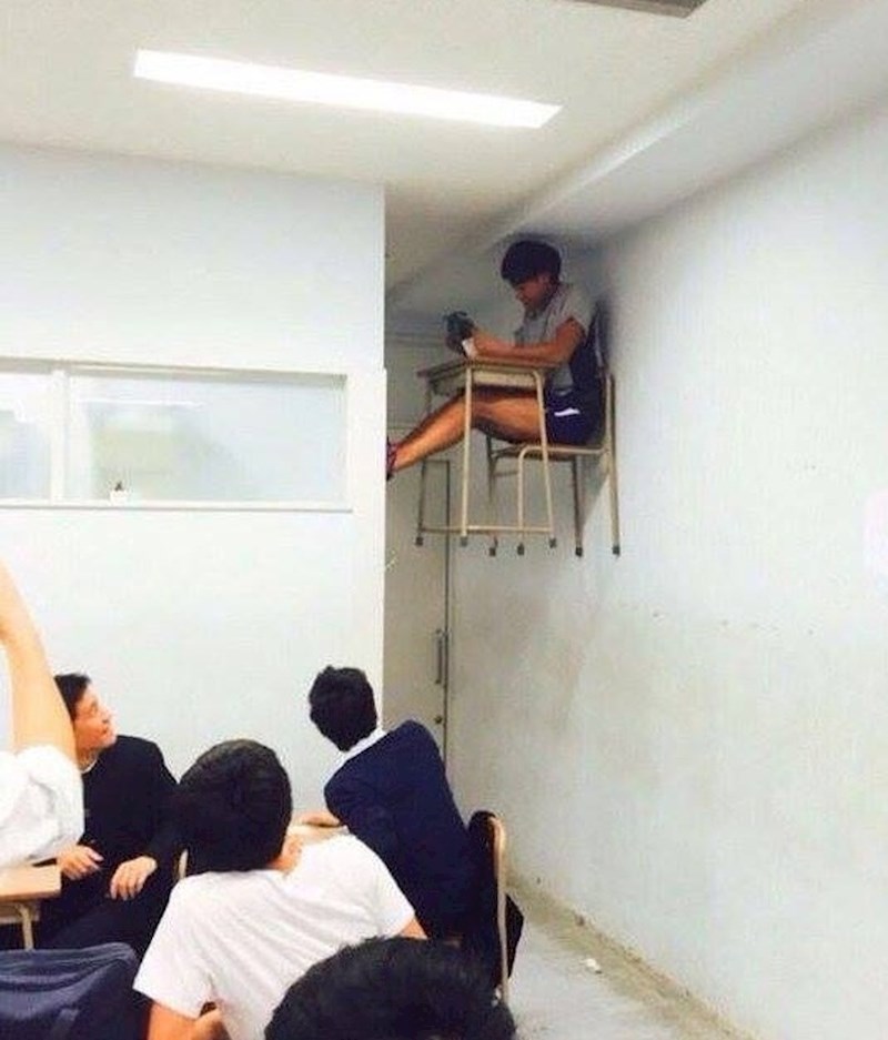 Je li se skrivao od profesora ili mu je samo bilo jako dosadno?