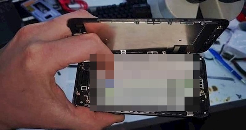 Lik je donio mobitel u servis i otišao, radnici su unutra pronašli poruku koja ih je nasmijala