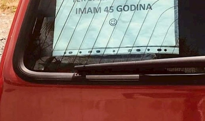 Prolaznik je slikao zanimljivu poruku na starom Fiatu, evo što je vozač napisao ostalima