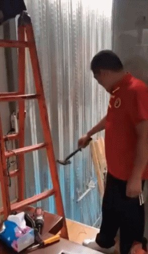 Glumio je da čekićem pokušava razbiti "najjače staklo na svijetu", a onda se pošteno osramotio