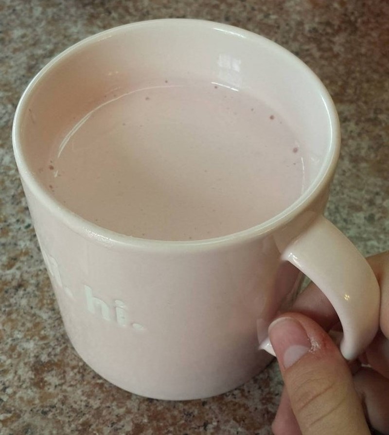 Ova osoba je primijetila da su šalica i milkshake koji je pila potpuno iste boje.