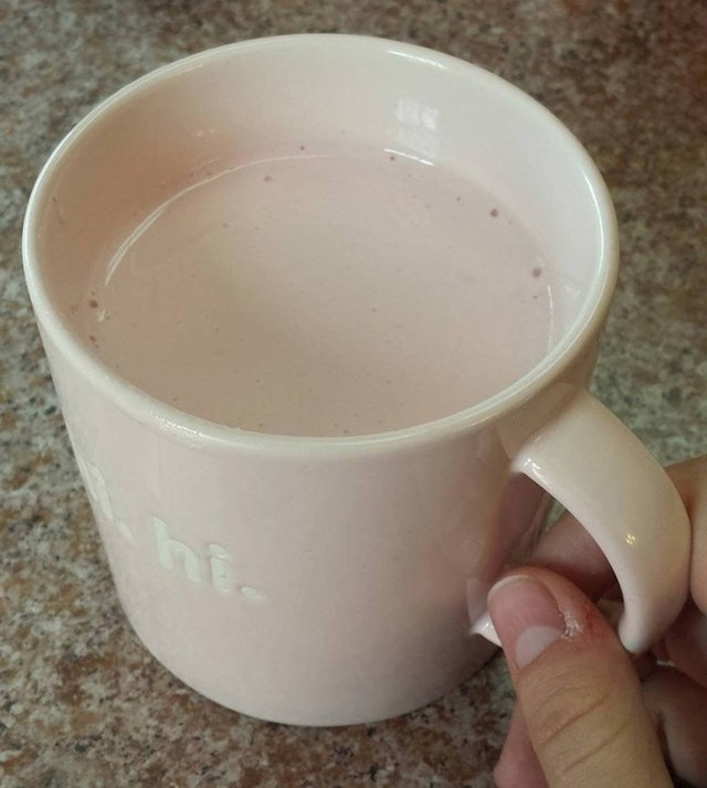 Ova osoba je primijetila da su šalica i milkshake koji je pila potpuno iste boje.
