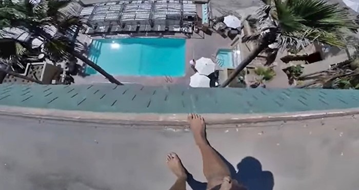 VIDEO Čudak se popeo na krov hotela i skočio u bazen, umalo završio na betonu
