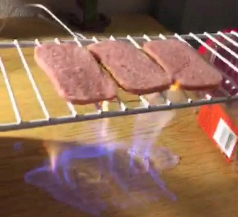 Nije imao štednjak pa je ovako pokušao ispeći meso."