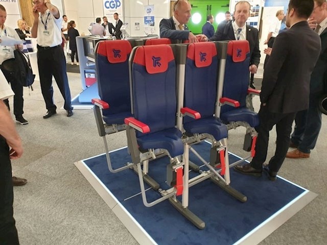 Izmislili su "sjedala za stajanje" za putnike koji su uspjeli kupiti jeftinije karte.