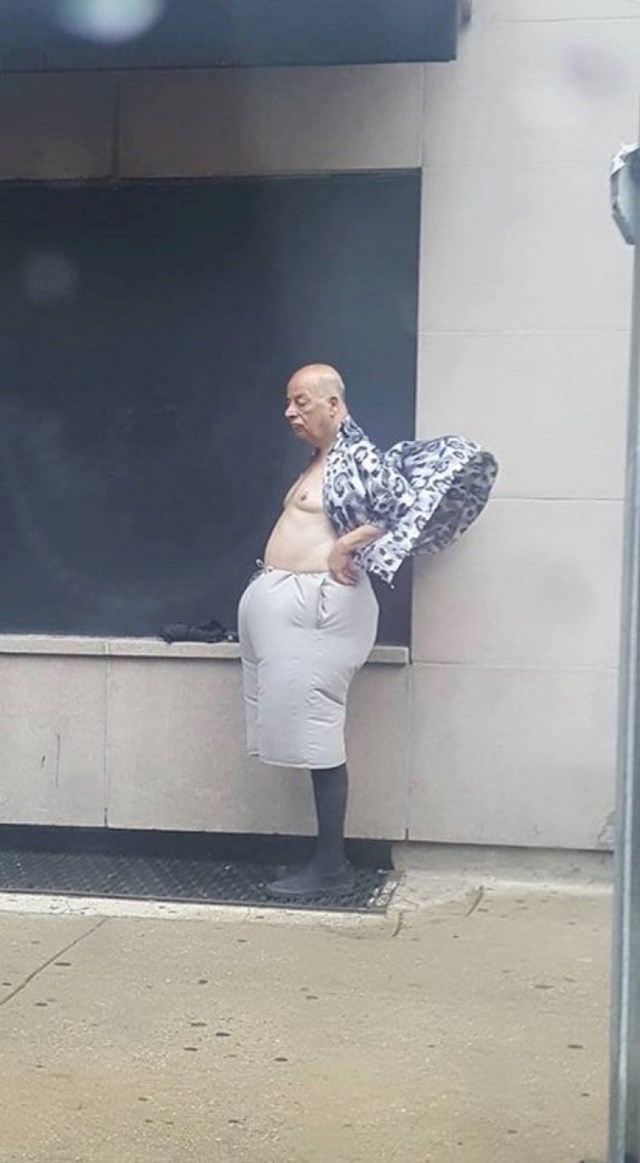 Ovaj stariji gospodin se htio malo rashladiti.