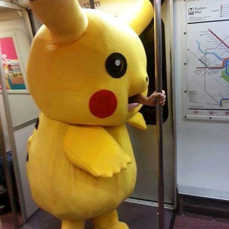 Pikachu se ponaša čudno, pokušava pojesti podzemnu željeznicu.