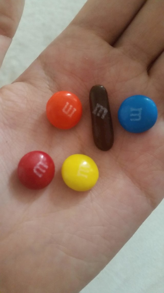 U vrećici je našao jedan valjkasti M&M.