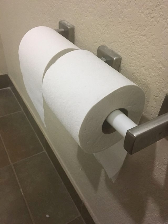 10 ljudi slikalo je zanimljive prizore iz hotela u koje će se rado vratiti kako vi okrećete role wc papira? ovaj hotel u hotelskim kupaonicama ima 2 suprotno okrenute role wc papira, tako da svatko bude zadovoljan.