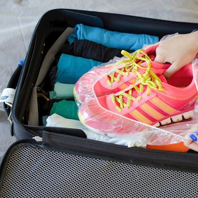 Hotelsku kapu za tuširanje možete koristiti za spremanje obuće u kofer.