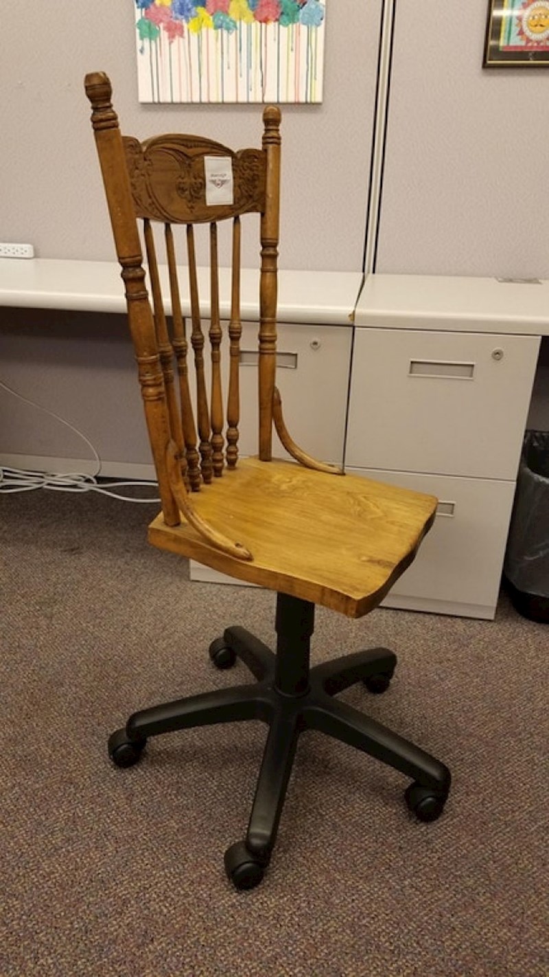 Napravio je sebi uredsku stolicu na kojoj se osjećao kao doma.