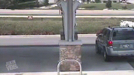 Stao je na benzinskoj postaji kako bi natočio gorivo, tek kasnije je shvatio da mu je auzo iza leđa nestao