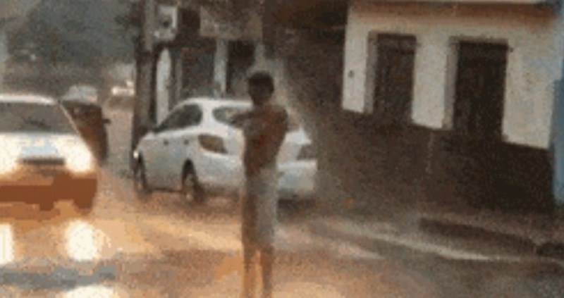 Lik se tuširao nasred ceste, jedan vozač mu je pokazao što misli o tome