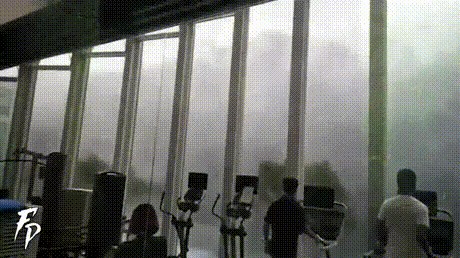 Mladić snimio jeziv prizor iz teretane: Unutra trče i vježbaju, a vani tajfun rastura sve živo i neživo