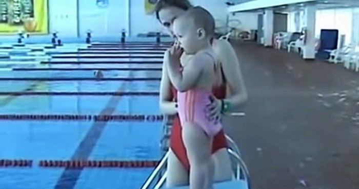 VIDEO Mama je bebu dovela na bazen i čekala da skoči u vodu, uslijedio je neočekivan prizor