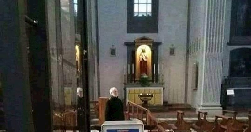 Ova fotografija je razočarala prave vjernike, pogledajte što je netko slikao u crkvi