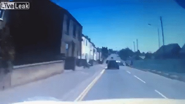 NEVJEROJATNA SREĆA Trenutak nepažnje mogao je ovu mamu puno koštati