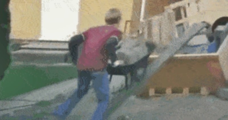 Netko je snimio nespretnog radnika kojemu je bacanje otpada bila nemoguća misija