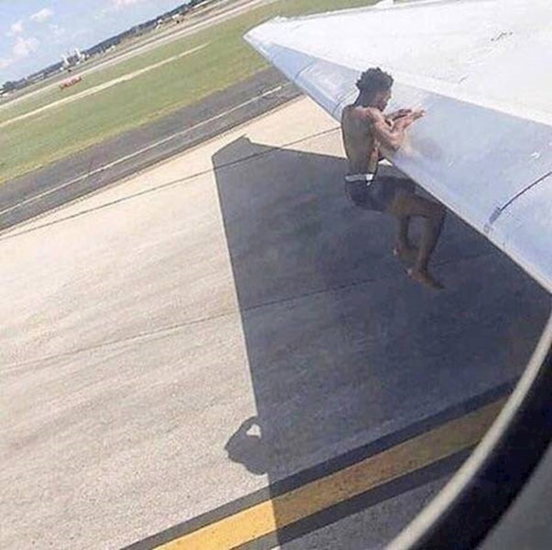 Ovaj mladić je našao neobično mjesto za tjelovježbu.