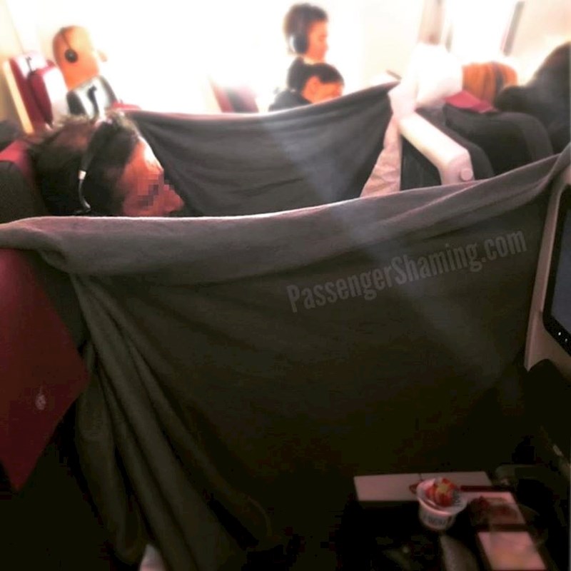 Ovaj lik je svoje mjesto za sjedenje pretvorio u malu hotelsku sobicu.