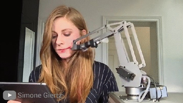 Djevojka se pokušala našminkati pomoću robota, evo kako je to izgledalo