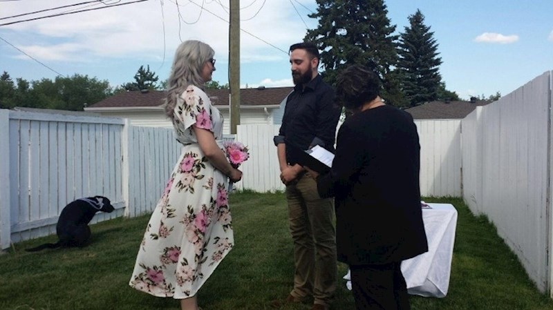 "Muž i ja vjenčali smo se u dvorištu naše kuće. Naš pas se pobrinuo da ova fotka postane primjerak za pamćenje."