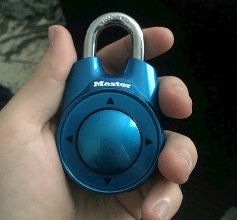 Ovaj lokot se otključava guranjem srednjeg okruglog dijela u točnim pravcima.