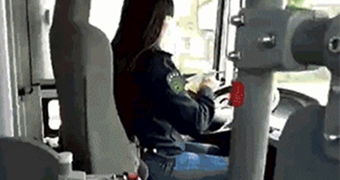 Putnikova zabrinjavajuća snimka otkriva što je vozačica autobusa radila dok je vozila