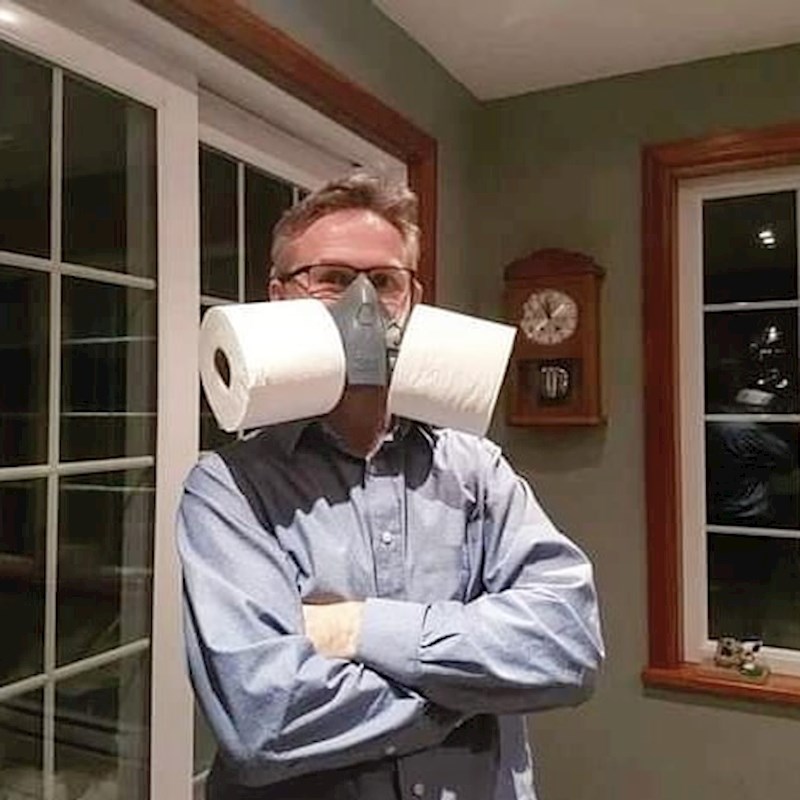 Tata je pripremio zaštitnu masku.