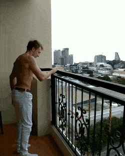 Počeo se penjati na balkonskoj ogradi, a onda je učinio nešto što ga je moglo koštati života