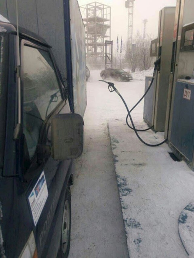 Ono kad ti nevidljivi radnik toči gorivo na benzinskoj postaji... 😀