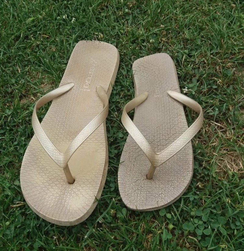 "Jedna japanka se skupila jer je dugo ostala na suncu. Valjda je materijal nekvalitetan. Sad ću trebati nove."