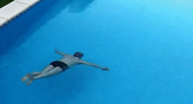 U dvorištu je zaronio u zaleđeni bazen, izranjanje je izgledalo najzanimljivije