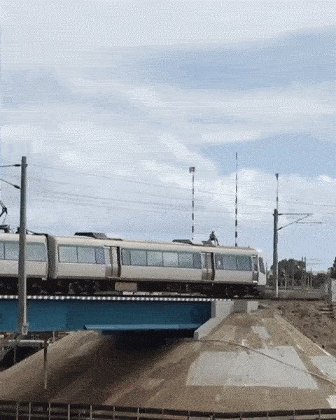 Muškarac na vlaku učinio najluđu stvar ikad, malo mu je falilo da se razlijepi po betonu