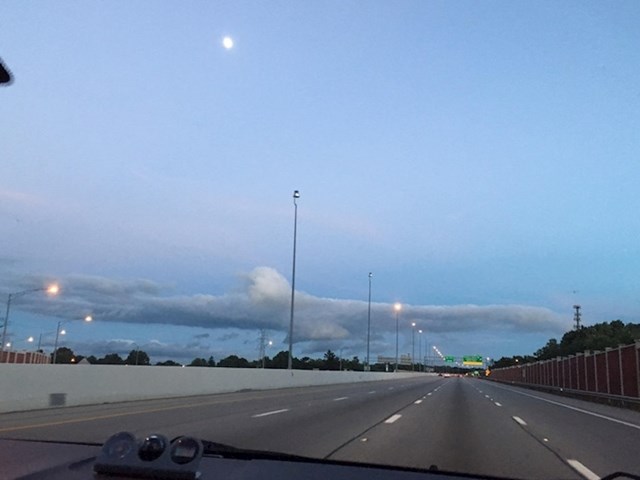 "Dok sam se vozio autocestom, primijetio sam da je ispred mene oblak koji izgleda kao avion."