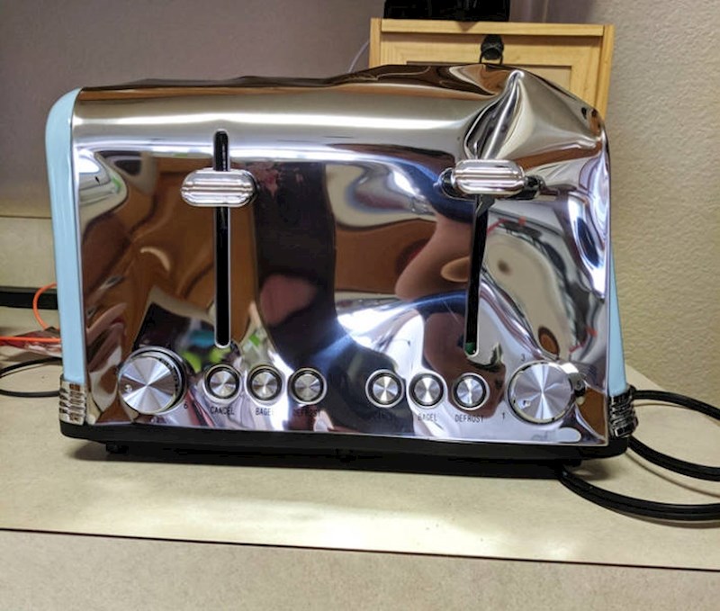 Naručili su toster po nižoj cijeni, pisalo je da ima samo "mali kozmetički nedostatak".