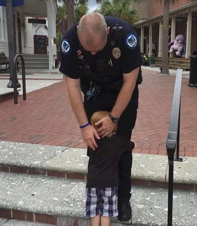 "Naš sin voli policajce. Nedavno je vidio jednog u gradu pa je dotrčao do njega kako bi ga zagrlio."
