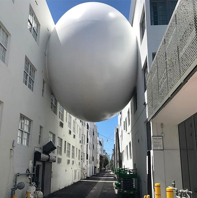 Ovo nije ogromno jaje koje je s neba palo točno u prostor između zgrada. Ovo je hodnik koji spaja zgrade.
