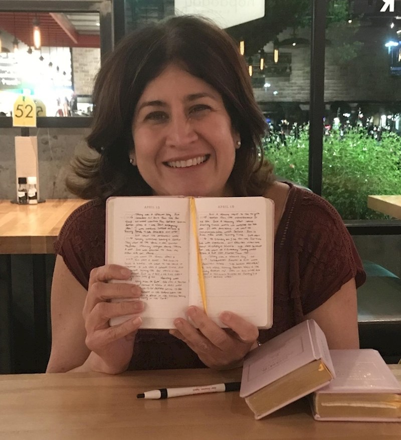 "Pitao sam ovu ženu što piše. Ispada da ima 3 kćeri i svakoj od njih dnevno napiše 5 redova. Dnevnik će im biti jedan od poklona za vjenčanje. Ovo je divna mama!"