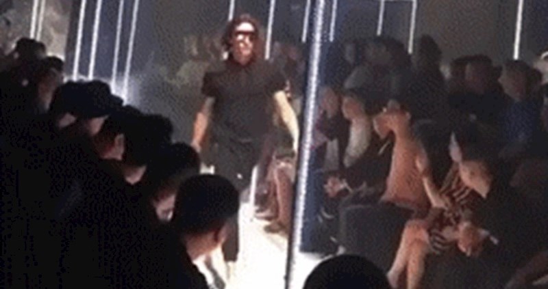 Maneken se umalo razbio na modnoj pisti, no onda se snašao na genijalan način