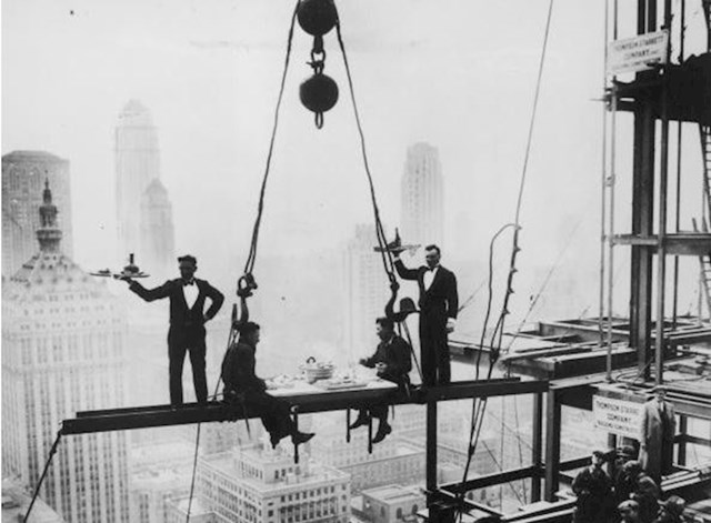 Posluživanje radnika na čeličnoj konstrukciji nebodera, New York, 14. studenog 1930.