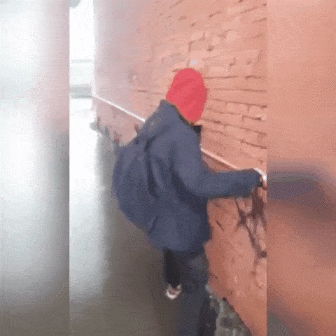 Kiša je napravila kaos u gradu, pogledajte što je ovaj dječak morao raditi na putu do škole