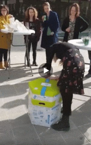 Radne kolegice su joj poklonile ulaznice za koncert, no kad je otvorila kutiju, dogodilo se nešto jako glupo