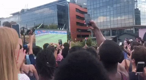 Lik u gradu gledao utakmicu Svjetskog prvenstva, dogodila mu se glupa nezgoda kad je Francuska zabila gol