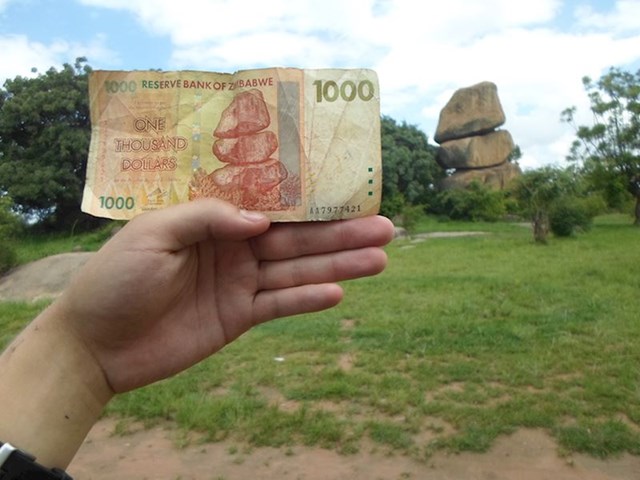"Na putovanju u Zimbabveu našao sam formaciju stijena s njihove novčanice od 1000 dolara."